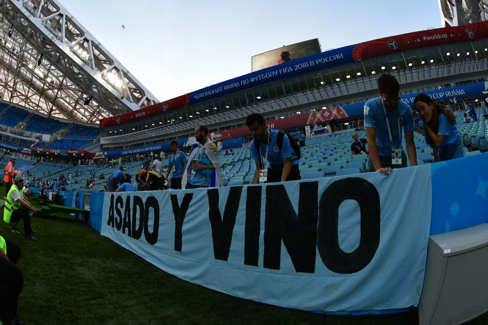 Hinchas hacen el aguante en el Estadio Olímpico de Fisht. Foto: N. Pereyra