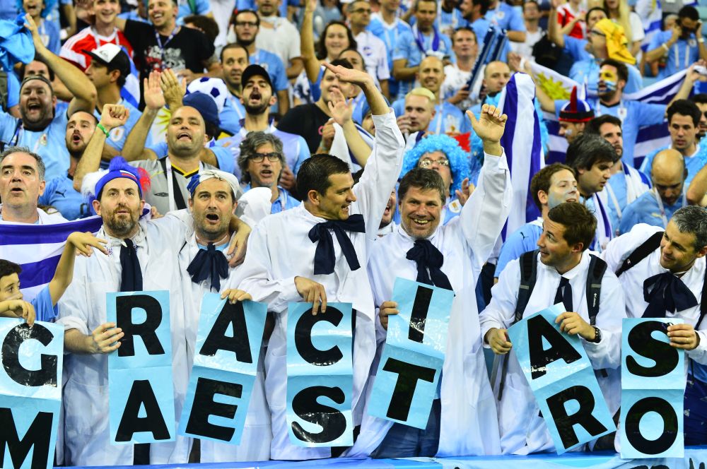 Hinchas hacen el aguante en el Estadio Olímpico de Fisht. Foto: N. Pereyra