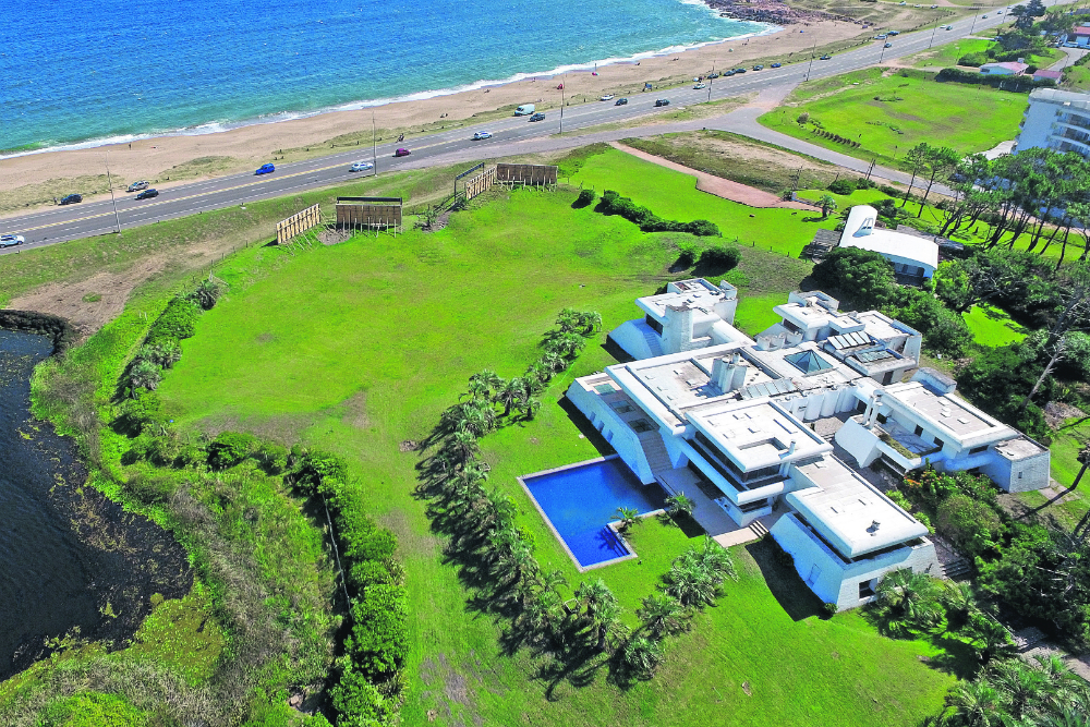 Ícono: la espectacular residencia diseñada por el arquitecto Samuel Flores Flores es una clásica postal de bienvenida a Punta del Este. Foto: Ricardo Figueredo.