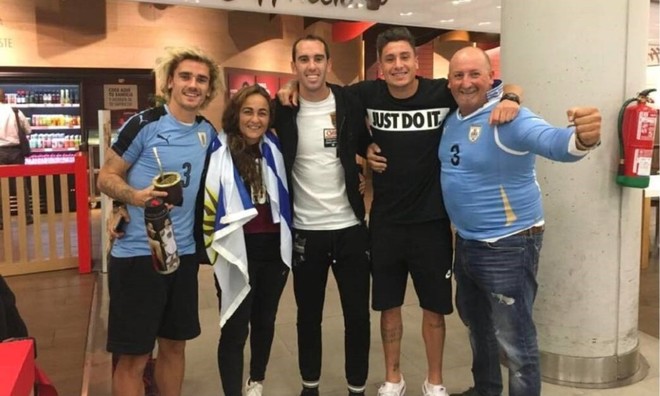 Griezmann, con la camiseta de Uruguay, junto a Godín y José María Giménez.