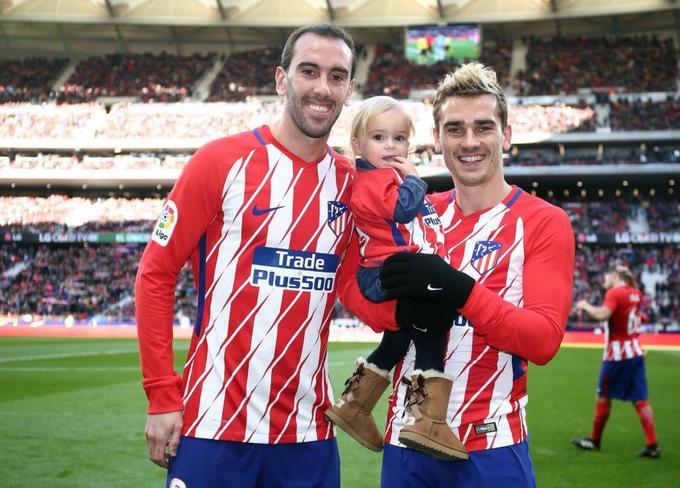 Junto a Diego Godín, su amigo y quien es padrino de su hija.
