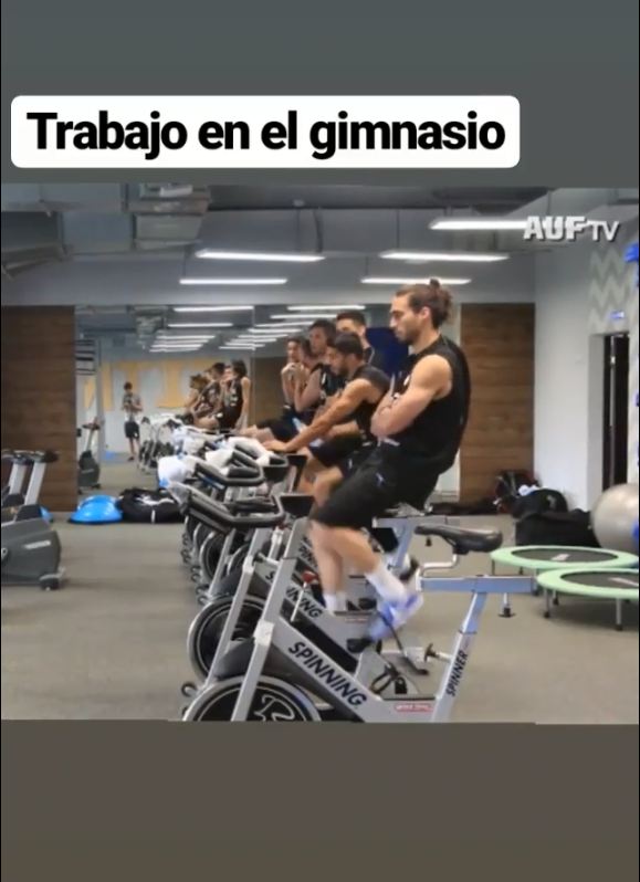 El plantel de Uruguay entrena en la bicicleta con Cavani