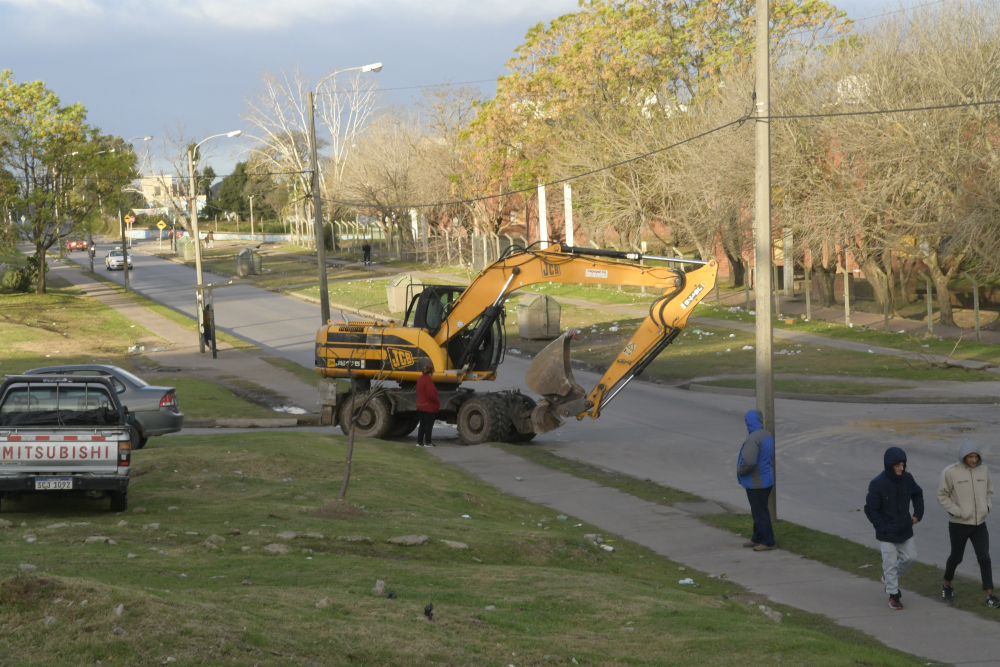 Comenzaron las tareas de demolición de parte del complejo "Los Palomares". Foto: Marcelo Bonjour