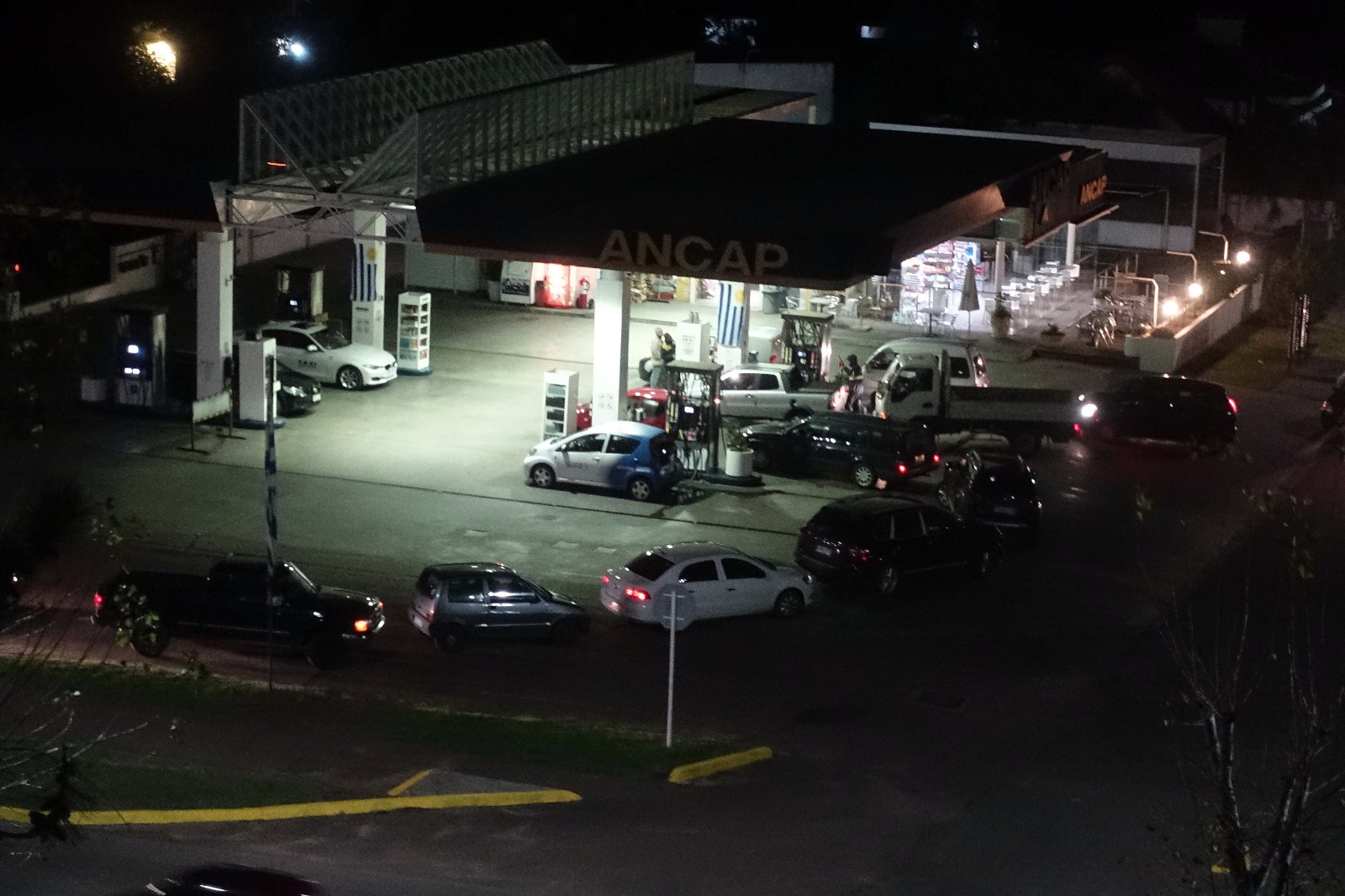 Largas filas en estaciones de servicio tras anuncio de aumento de la nafta. Foto: Ricardo Figueredo