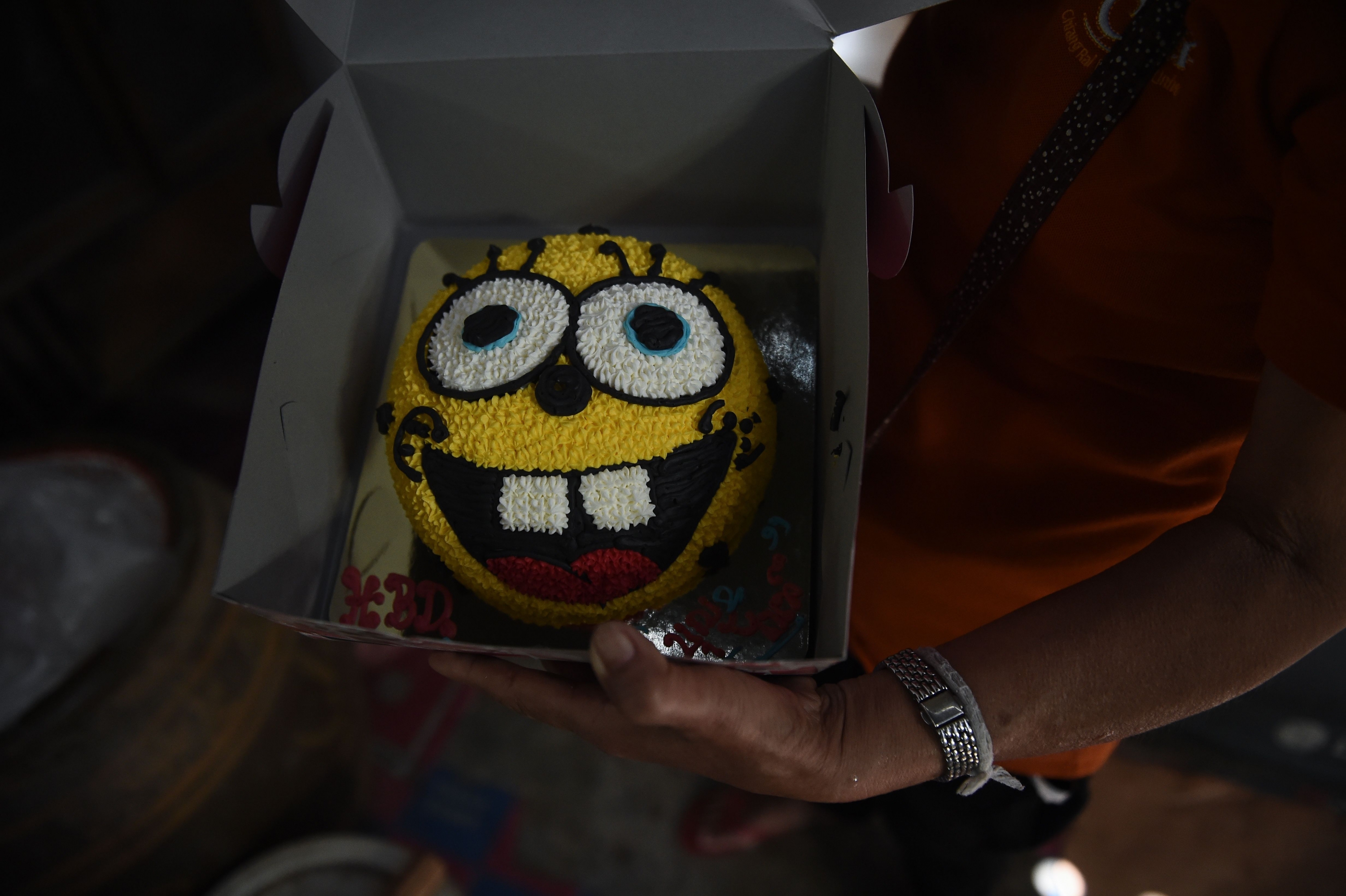 La familia de Pheeraphat guarda en la heladera una torta de cumpleaños. Foto: AFP