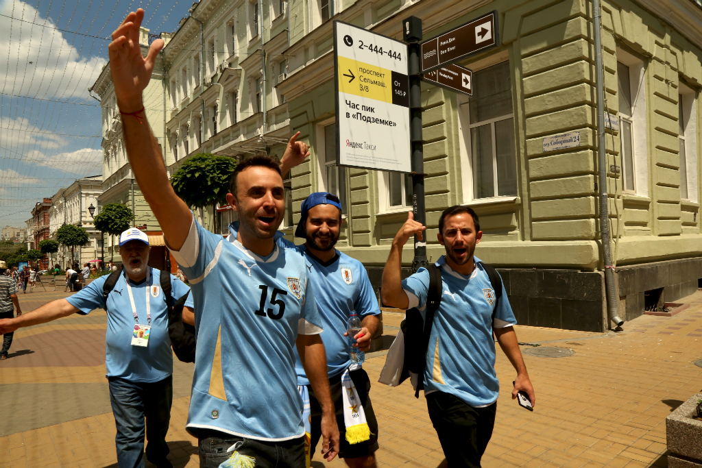 Uruguayos se van trasladando de ciudad en ciudad de cara a cada uno de los encuentros. Foto: Nicolás Pereyra