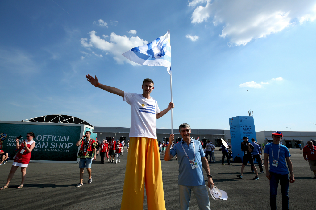 Uruguayos se van trasladando de ciudad en ciudad de cara a cada uno de los encuentros. Foto: Nicolás Pereyra