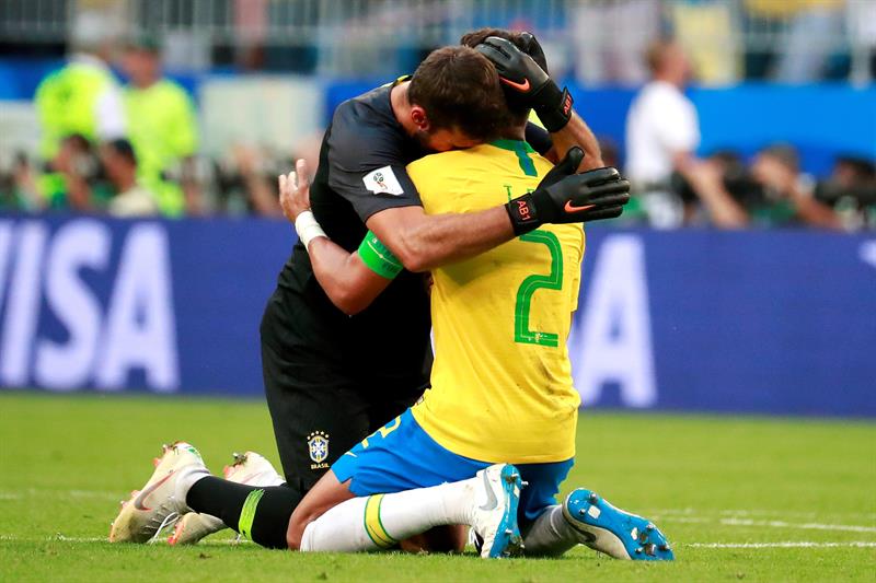 El arquero Alisson abraza al defensa Thiago Silva luego de clasificar a cuartos. Foto: EFE