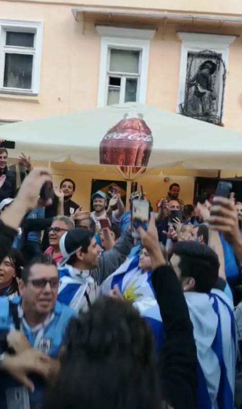 Hinchas uruguayos cantan en las calles de Rusia