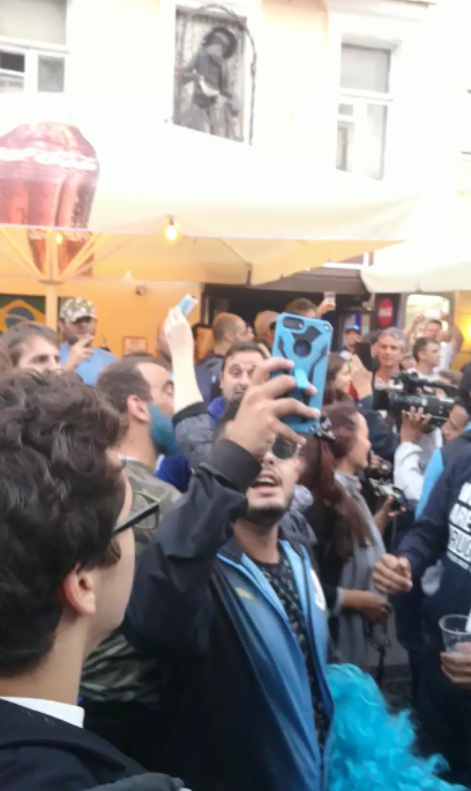 Hinchas cantan el himno en Rusia