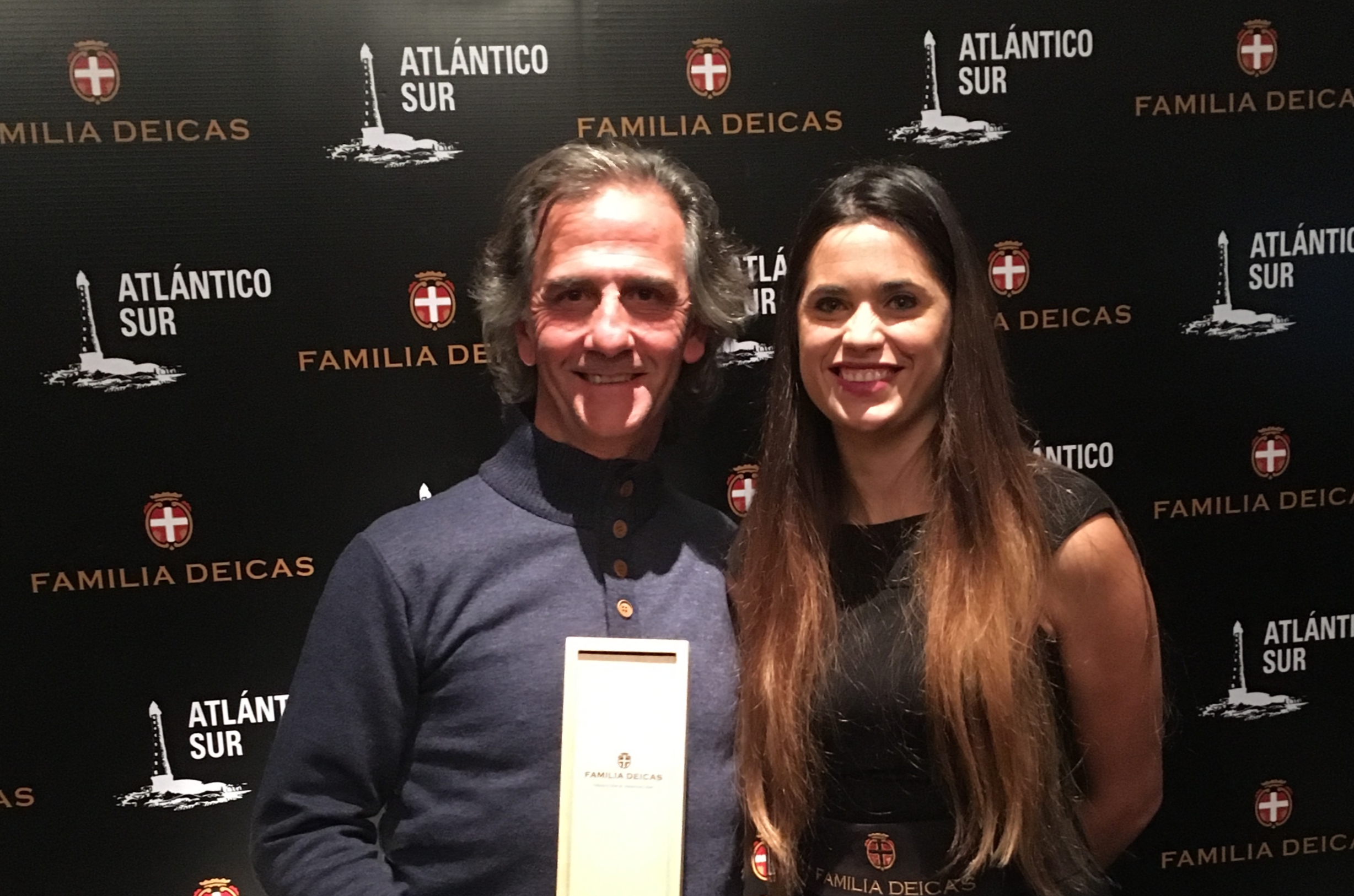 Eduardo Bianchi recibió un vino Preludio de Familia Deicas.
