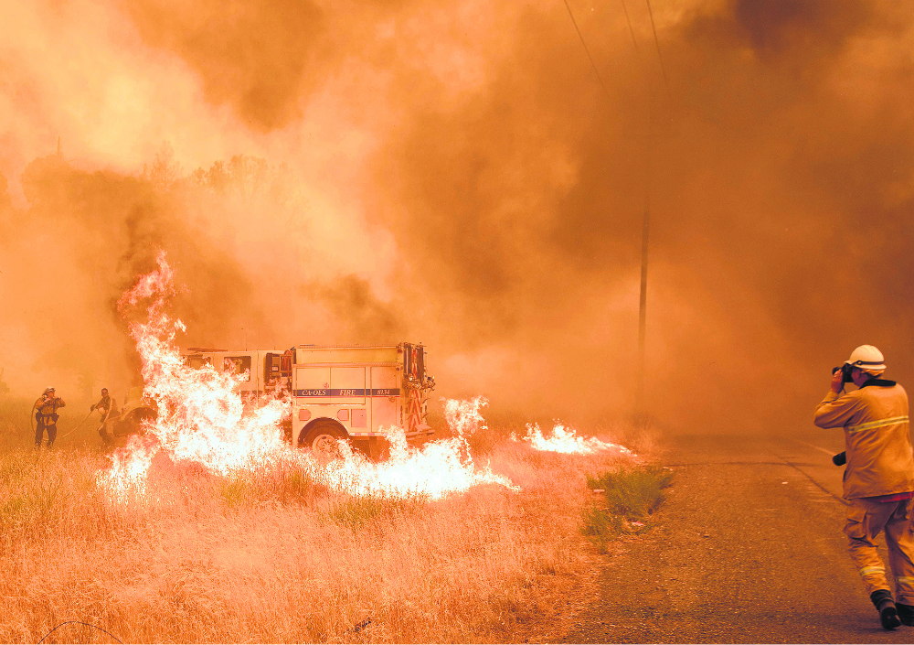 Hoguera: los bomberos desarrollan extenuante tarea pero no han podido contener el fuego en el Condado de Siskiyou, en el estado de California. Foto: AFP