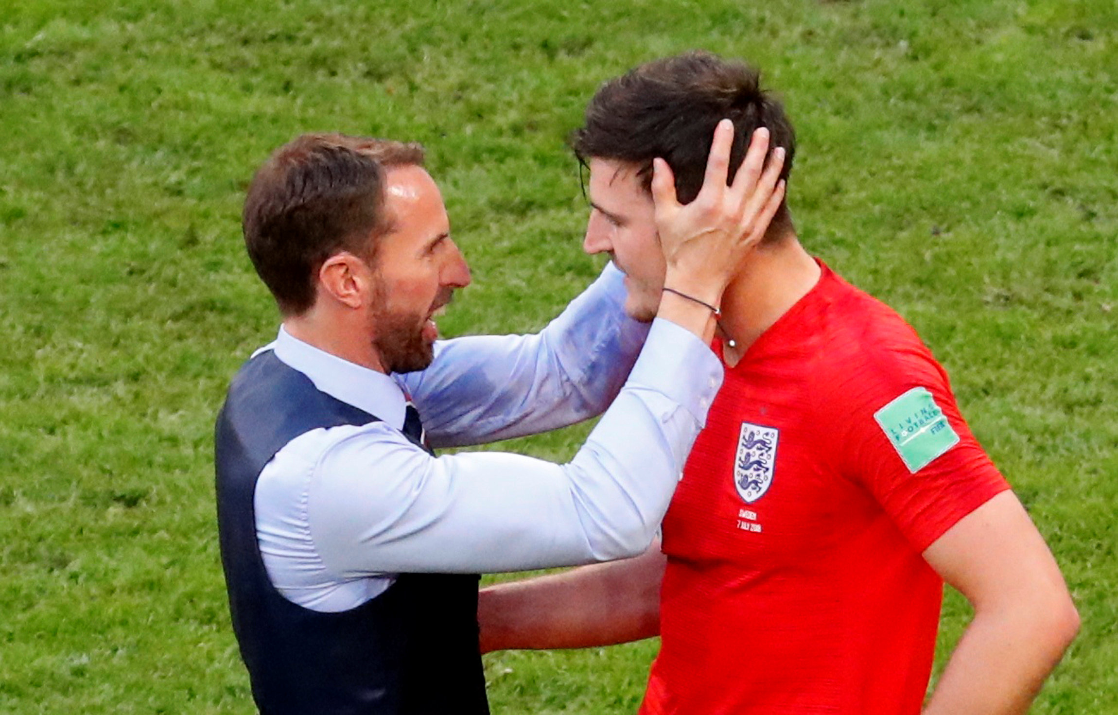 El entrenador inglés Southgate y Harry Maguire. Foto: Reuters.