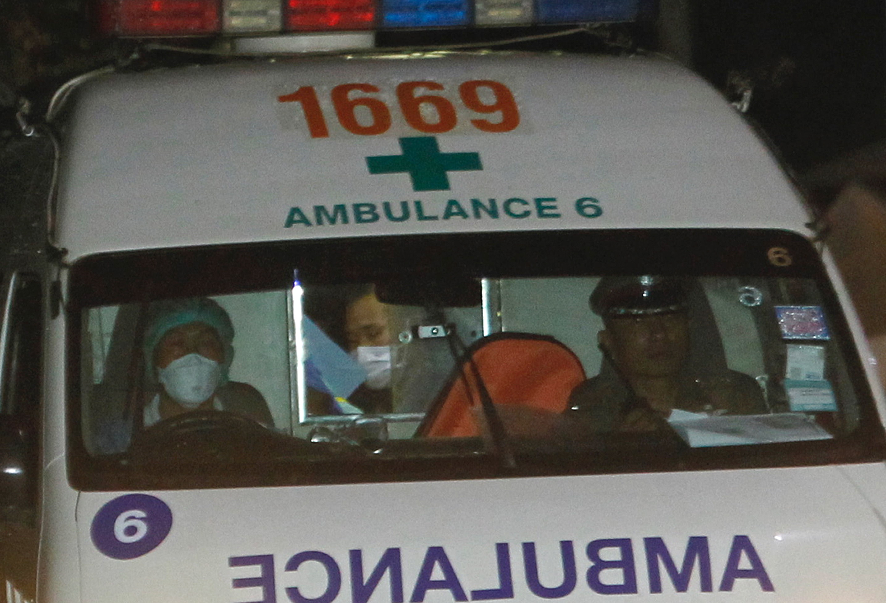 Los niños ya rescatados fueron trasladados a un hospital. Foto: EFE