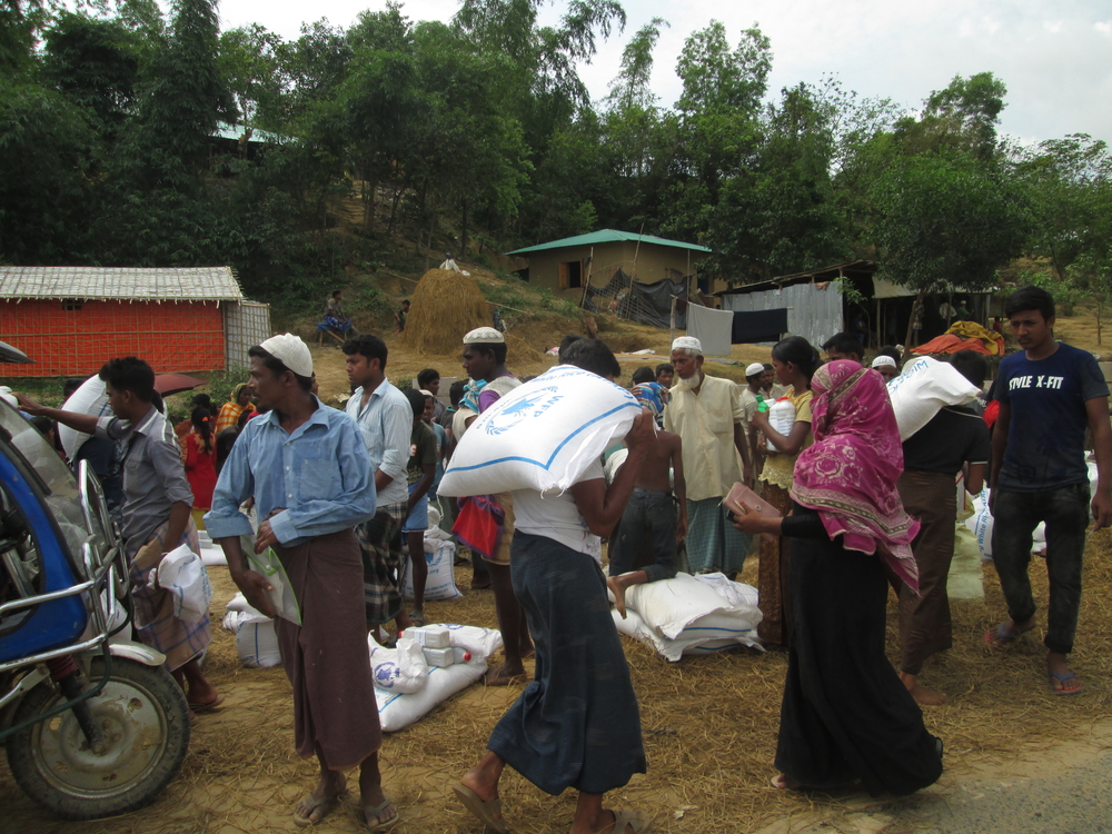 Los refugiados rohingyas reciben alimentos en el campo de Kutupalong-Balukhali. Principalmente obtienen arroz del Programa Mundial de Alimentos. Foto: MSF