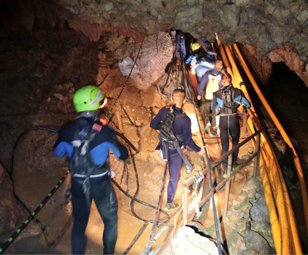 Rescate: los ocho niños sacados de la cueva están en un hospital, por ahora no ven a sus padres. Foto: AFP