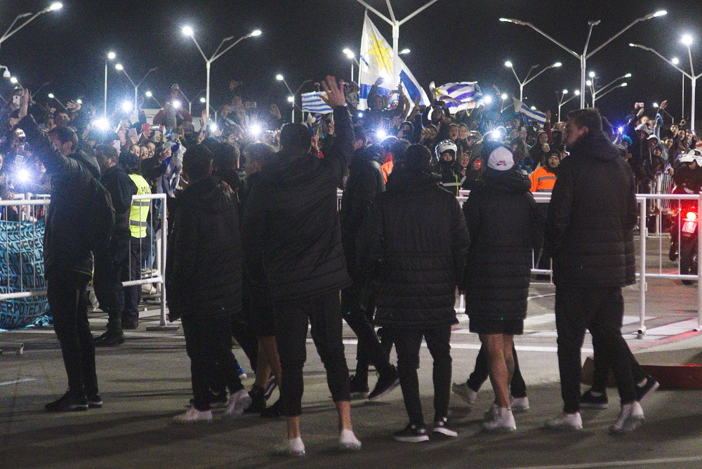 El recibimiento de los hinchas a los jugadores de la selección. Foto: Francisco Flores