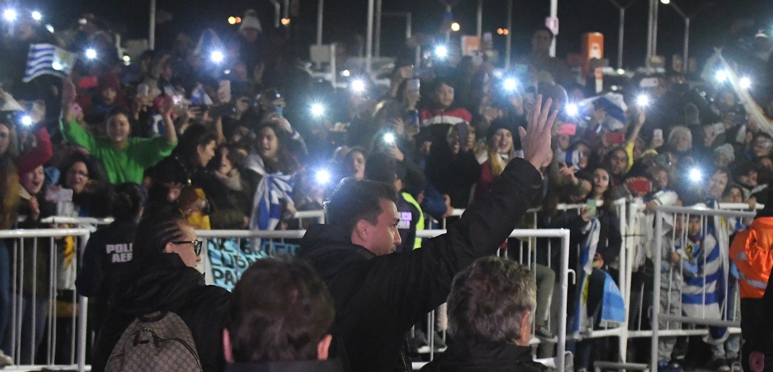 El recibimiento de los hinchas a los jugadores de la selección con especial apoyo a Muslera. Foto: Francisco Flores