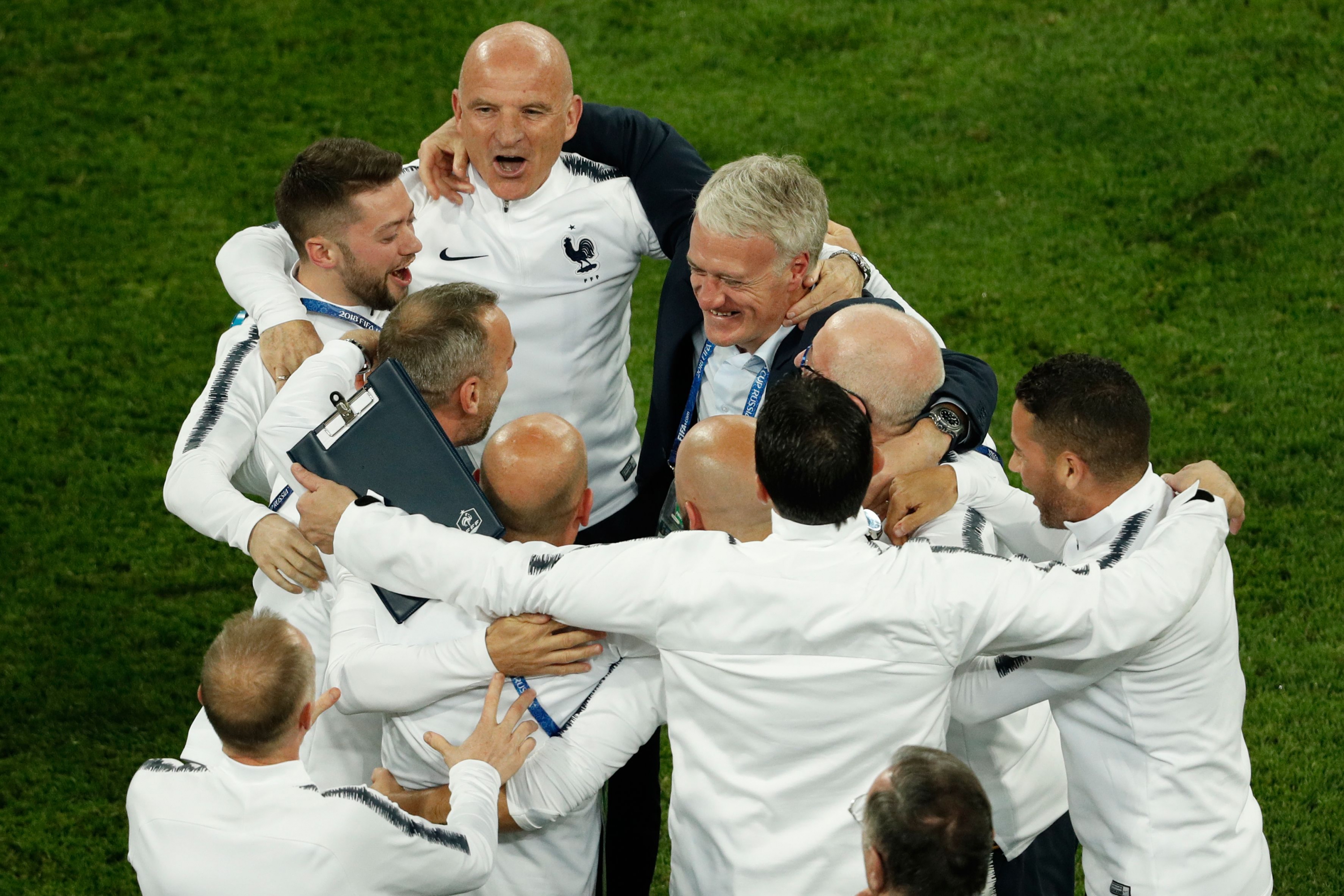 Deschamps festejando junto con sus colaboradores. Foto: AFP.