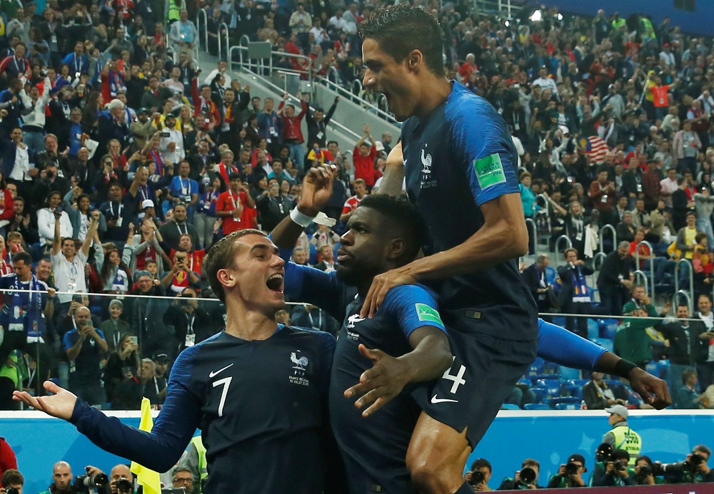 Griezmann, Umtiti y Varane celebrando el gol de Francia en las semifinales del Mundial. Foto: Reuters