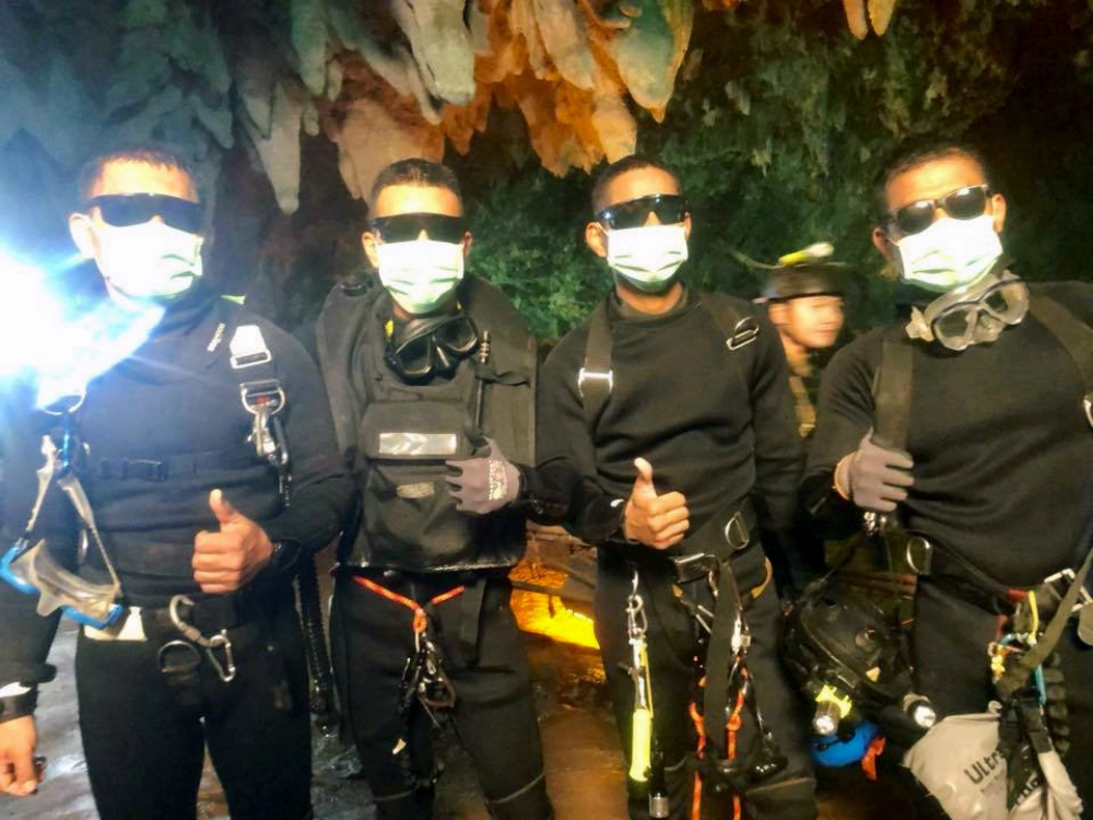 Rescatistas: integrantes de la unidad SEAL de la Marina tailandesa: “OK, misión cumplida”. Foto: Reuters