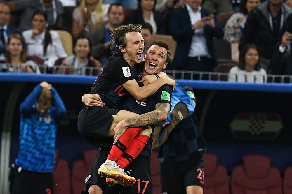 Luka Modric a upa de Mario Mandzukic tras la clasificación de Croacia. Foto: AFP