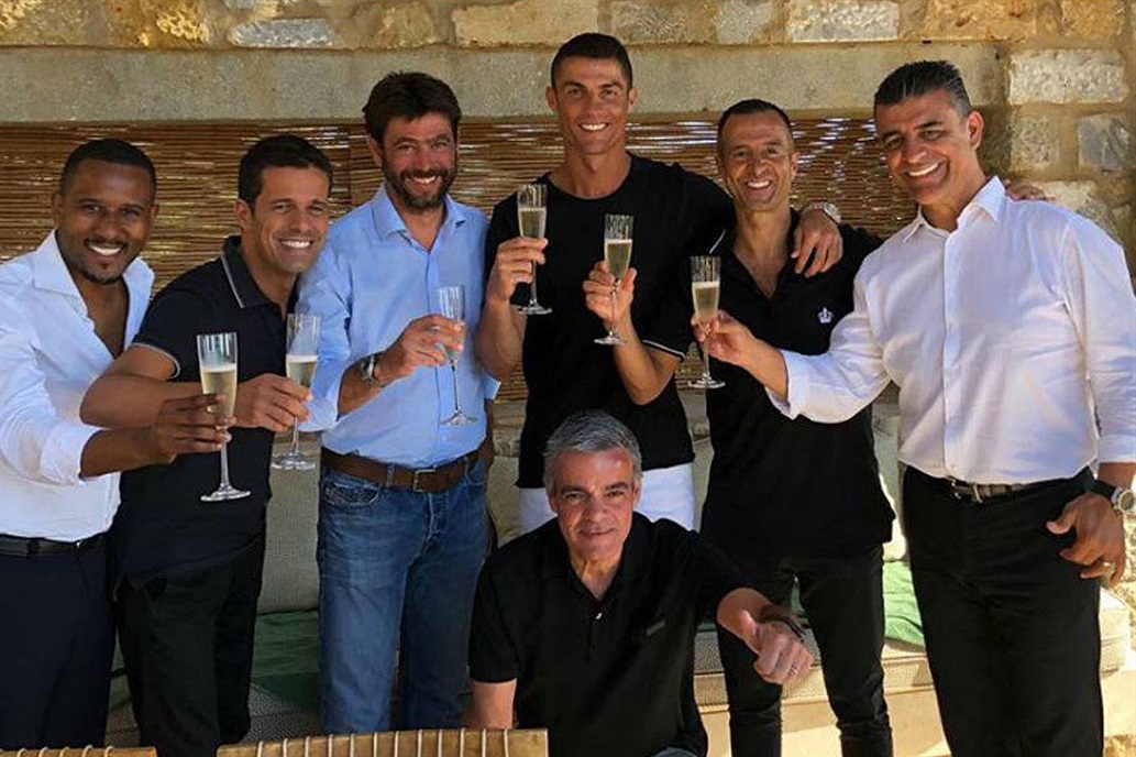 Cristiano Ronaldo junto a Andrea Agnelli y Jorge Mendes.