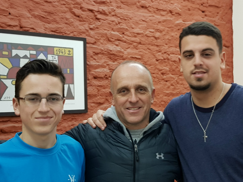 Fabián Coito, entrenador de juveniles con sus hijos.