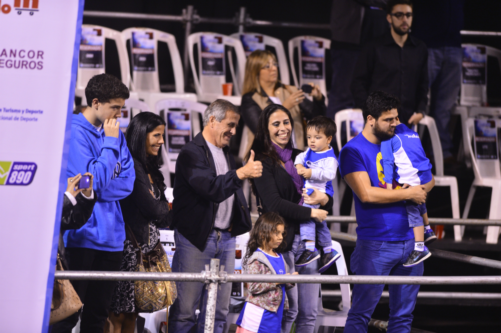 Óscar Washington Tabárez con dos de sus hijas.