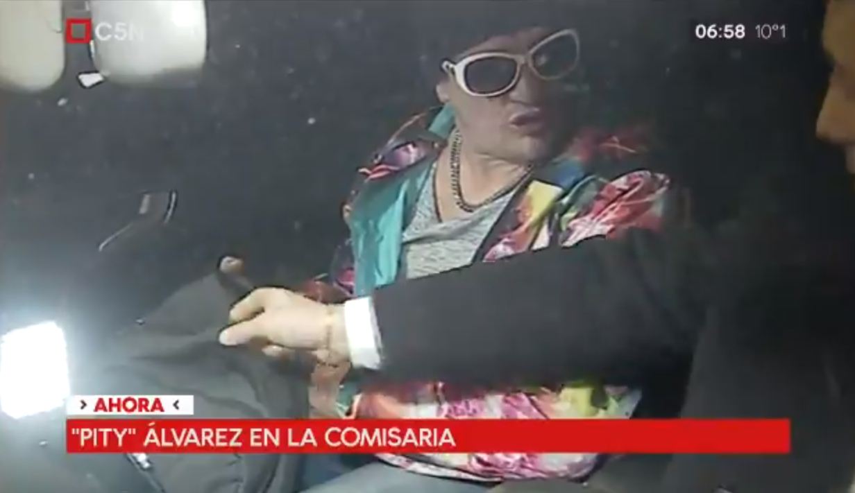 Se entrega Pity Álvarez. Foto: Captura.