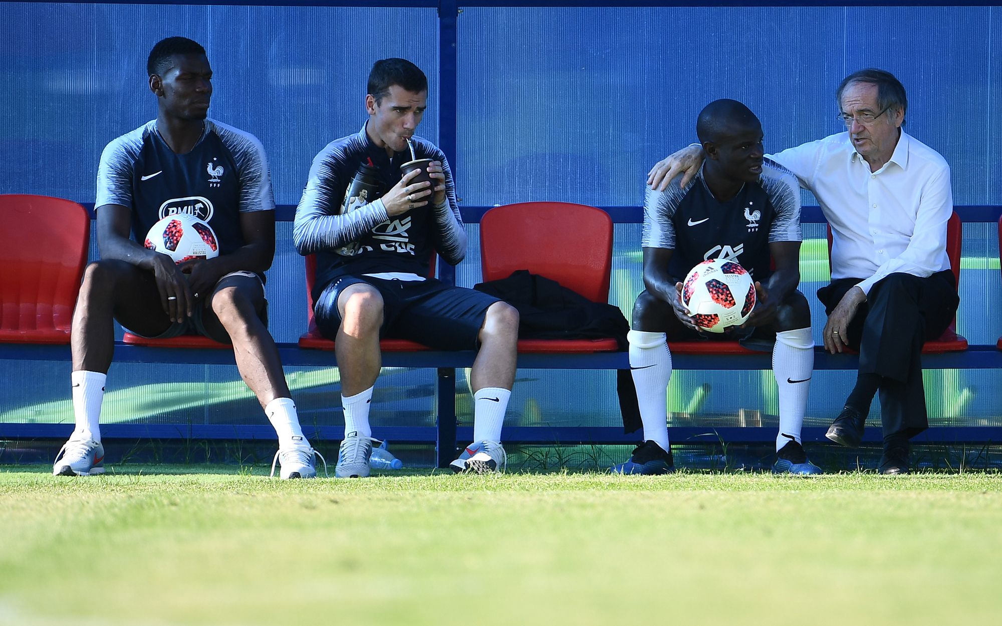 Paul Pogba y Antoine Griezmann tomando mate en Rusia 2018. Foto: AFP.