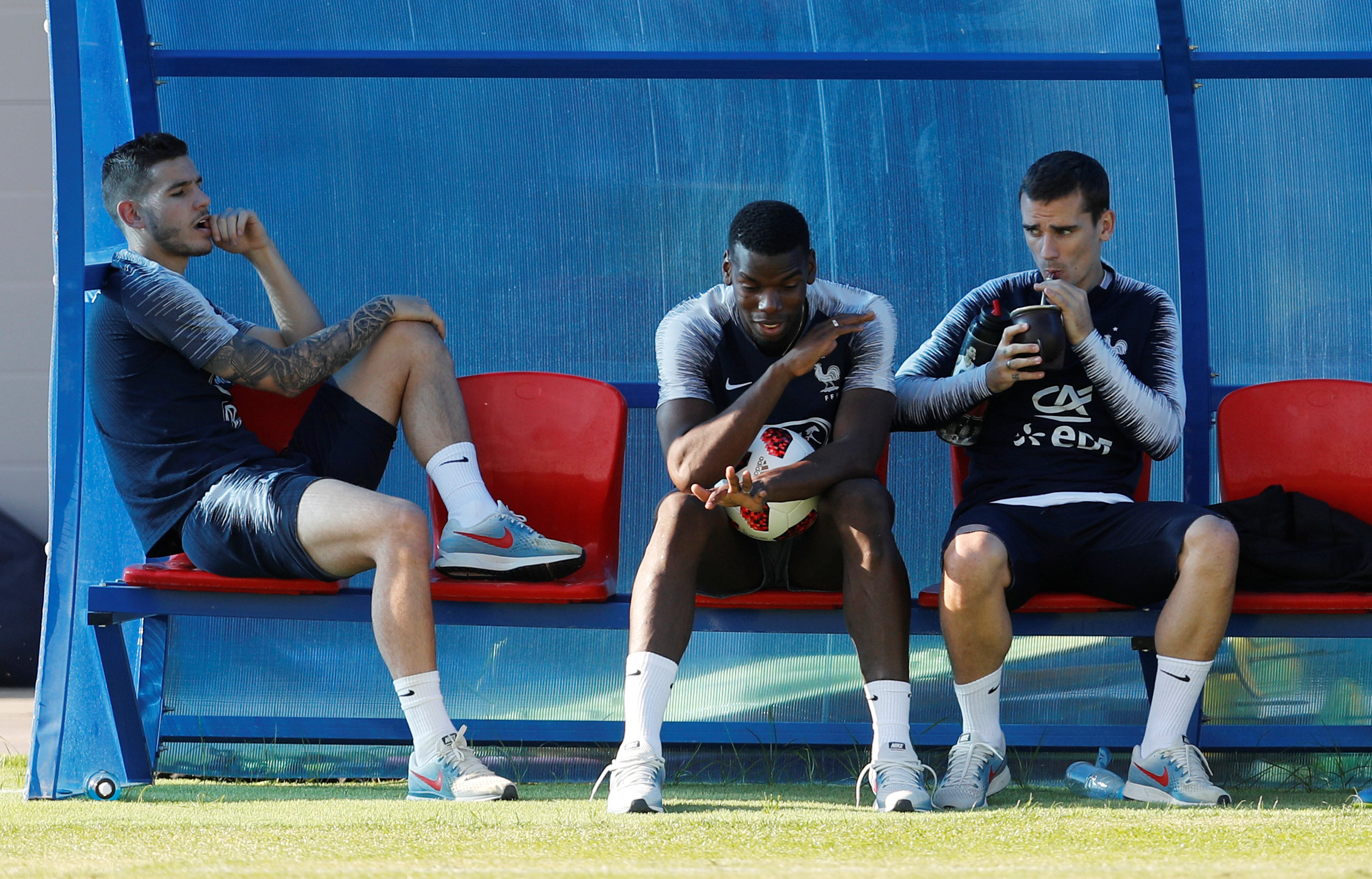 Paul Pogba y Antoine Griezmann tomando mate en Rusia 2018. Foto: AFP.