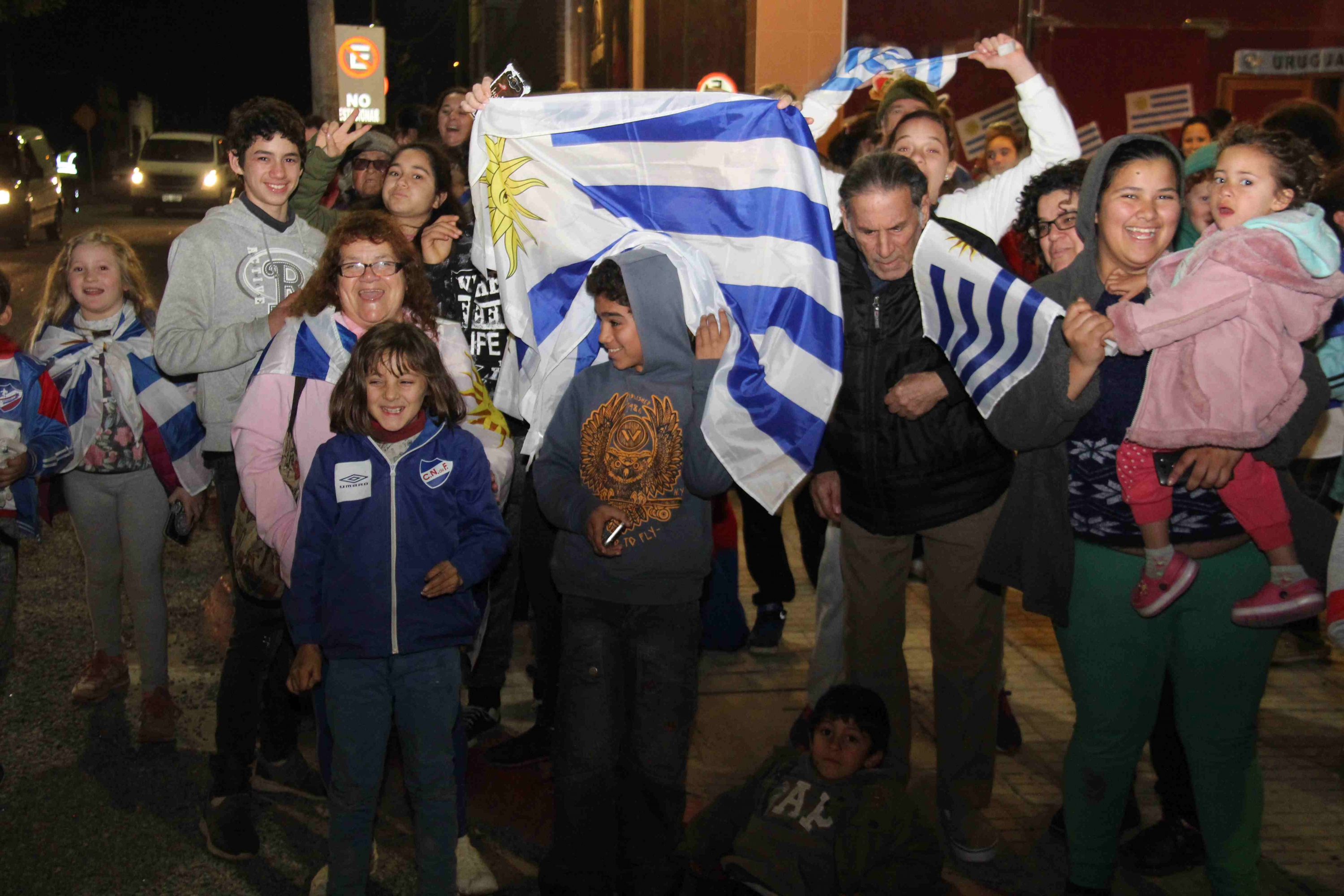Una multitud se arrimó para recibir a Lucas Torreira. Foto: Daniel Rojas