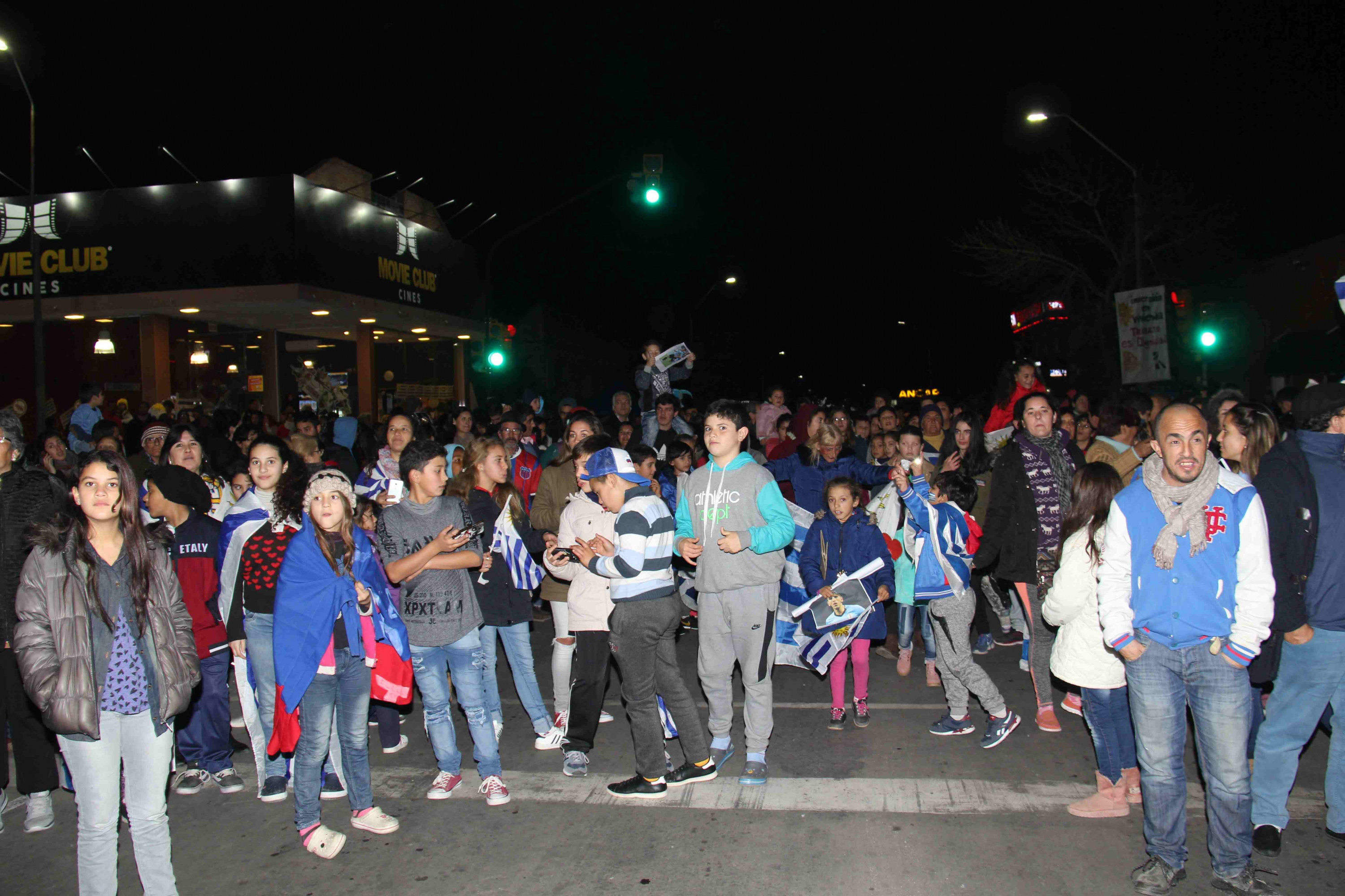 El mediocampista de la selección recibió el cariño de los habitantes de Fray Bentos. Foto: Daniel Rojas