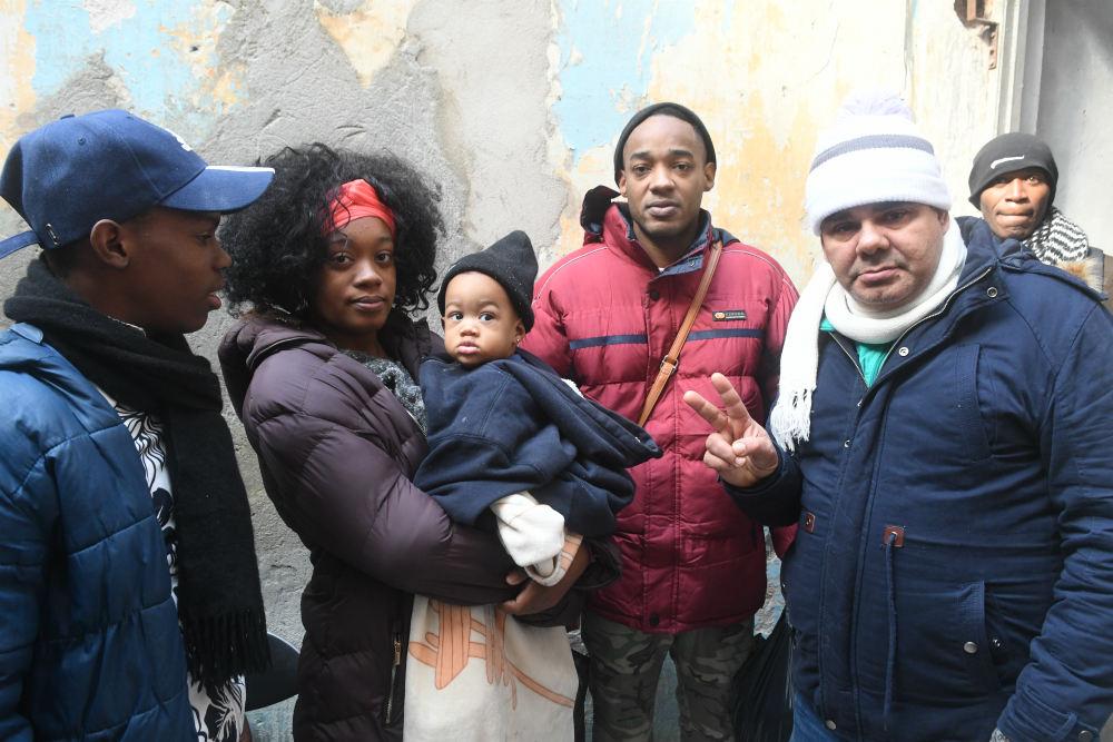 Jessika llegó de Cuba con su familia la semana pasada. La pensión le cobra $12.000 por una habitación compartida por cuatro. Foto: F. Ponzetto