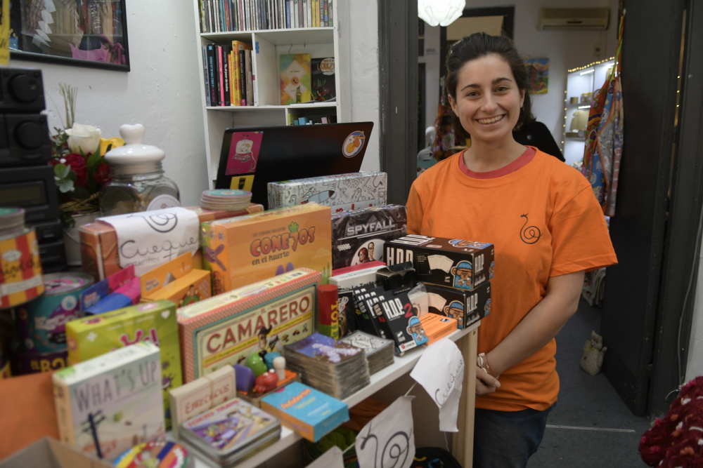 Integrantes de Cueque, con Becerra a la cabeza, explican las reglas. Foto: M. Bonjour