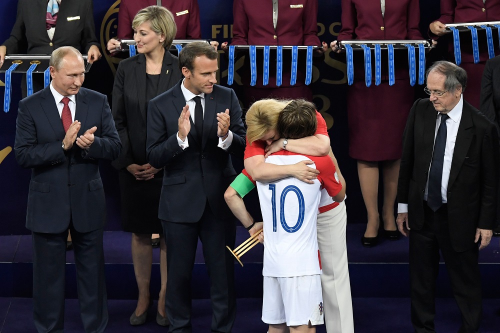 La presidenta croata Kolinda Grabar-Kitarovic abrazando al capitán de su país, Luka Modric, cuando es premiado con el MVP. Foto: AFP