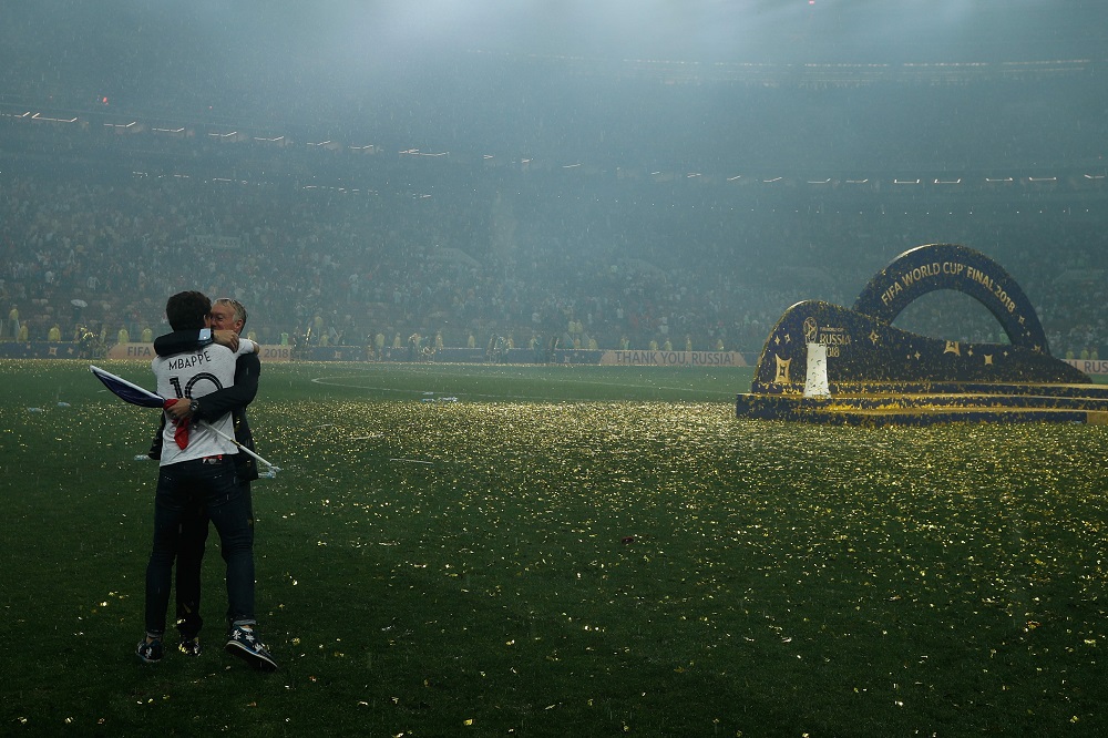 El entrenador de Francia, Didier Deschamps, celebrando con su hijo Dylan. Foto: AFP