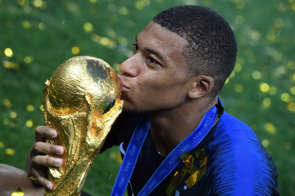 Kylian Mbappé con el trofeo de la Copa del Mundo. Foto: AFP