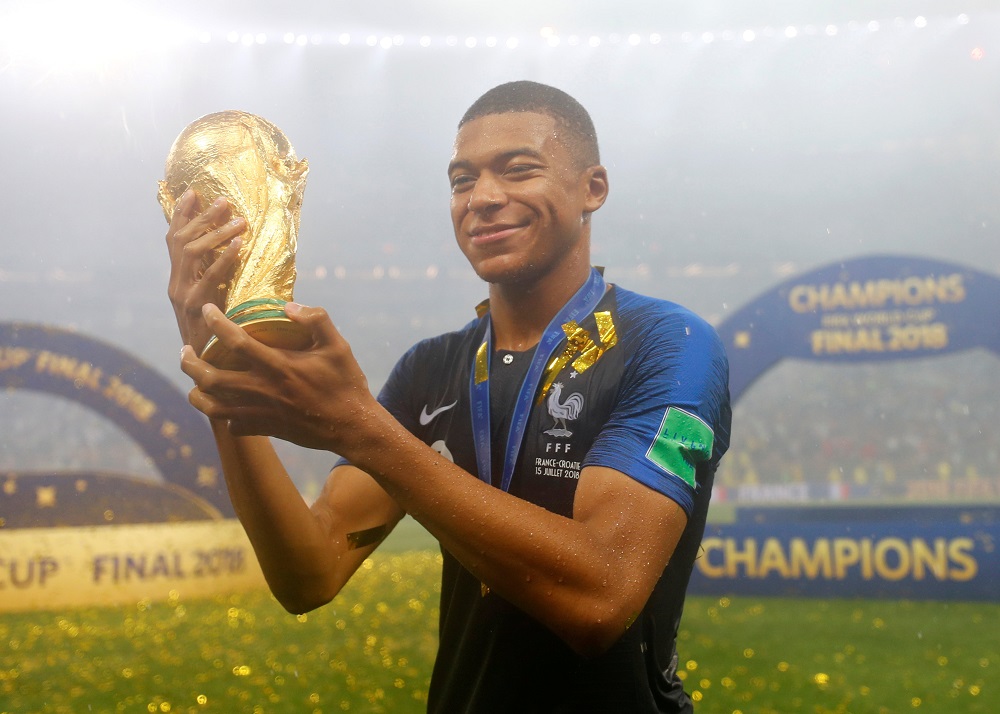 Kylian Mbappé con el trofeo de la Copa del Mundo. Foto: Reuters