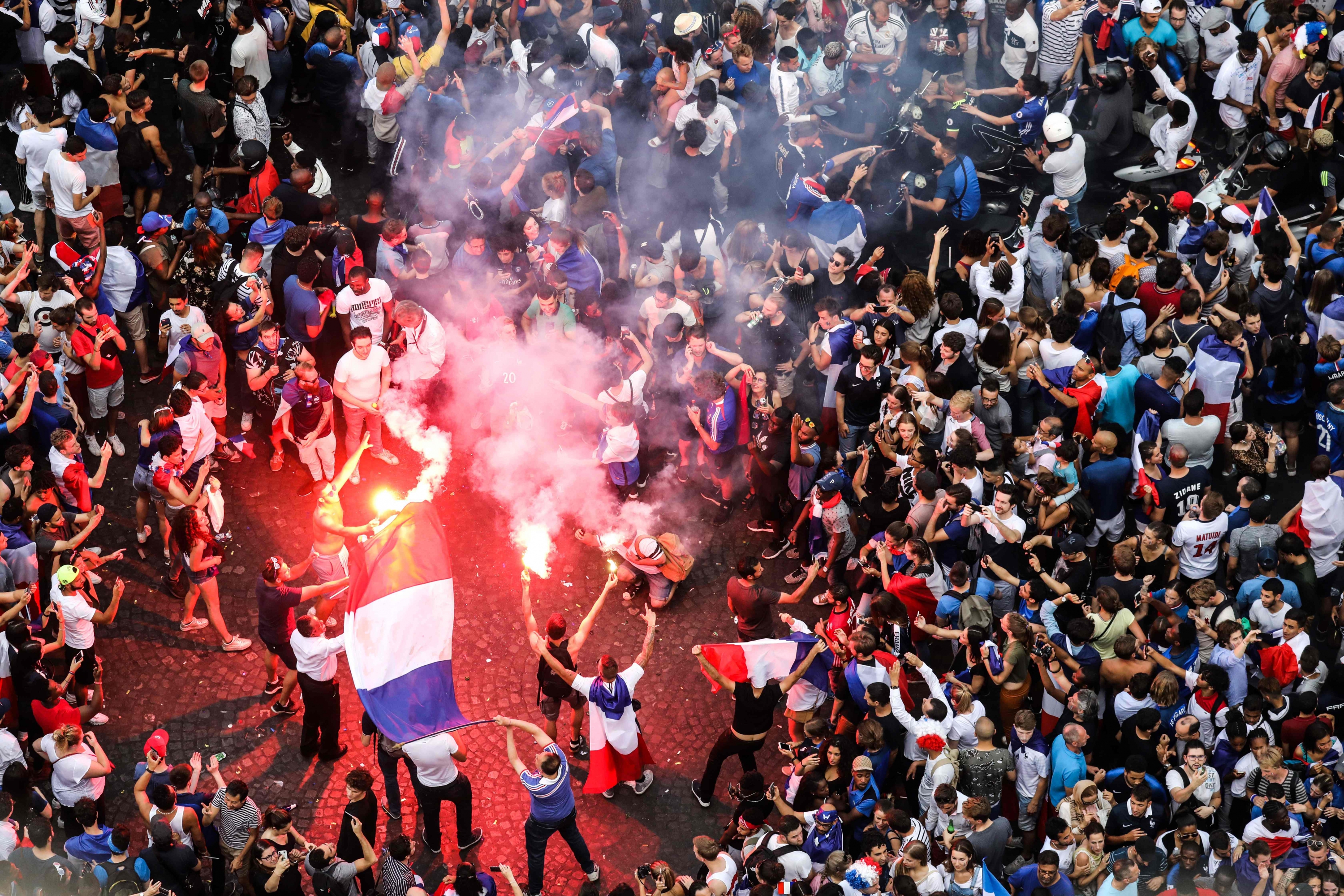 Festejos y descontrol en París después de ganar el Mundial 2018. Foto: AFP