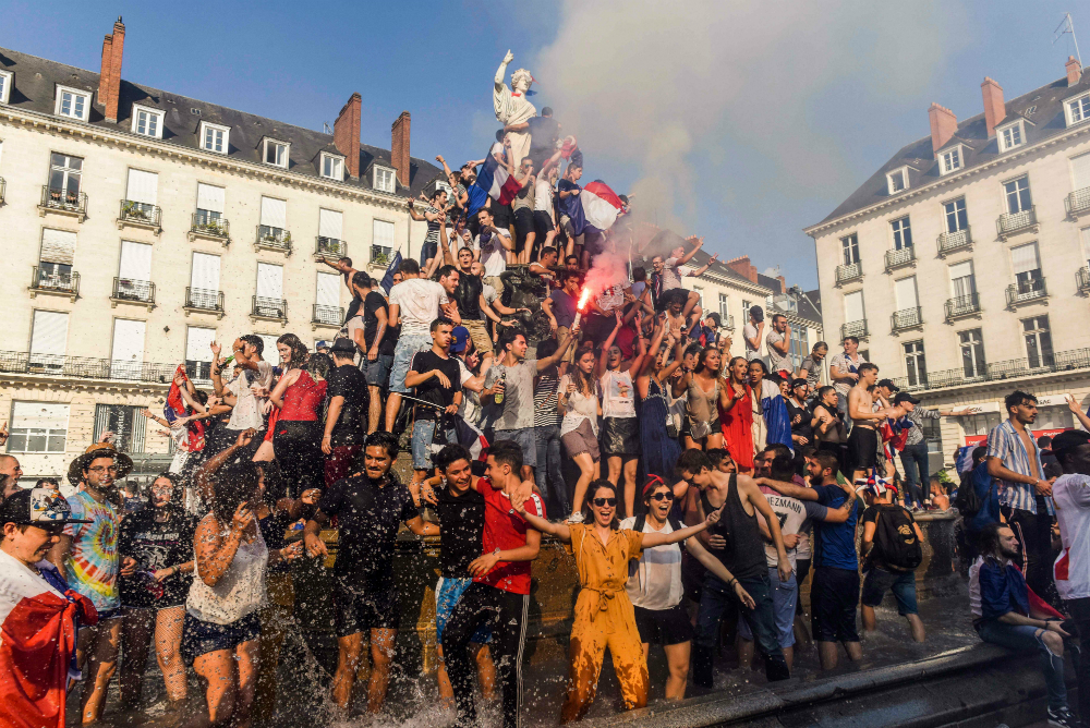 Festejos y descontrol en París después de ganar el Mundial 2018. Foto: AFP