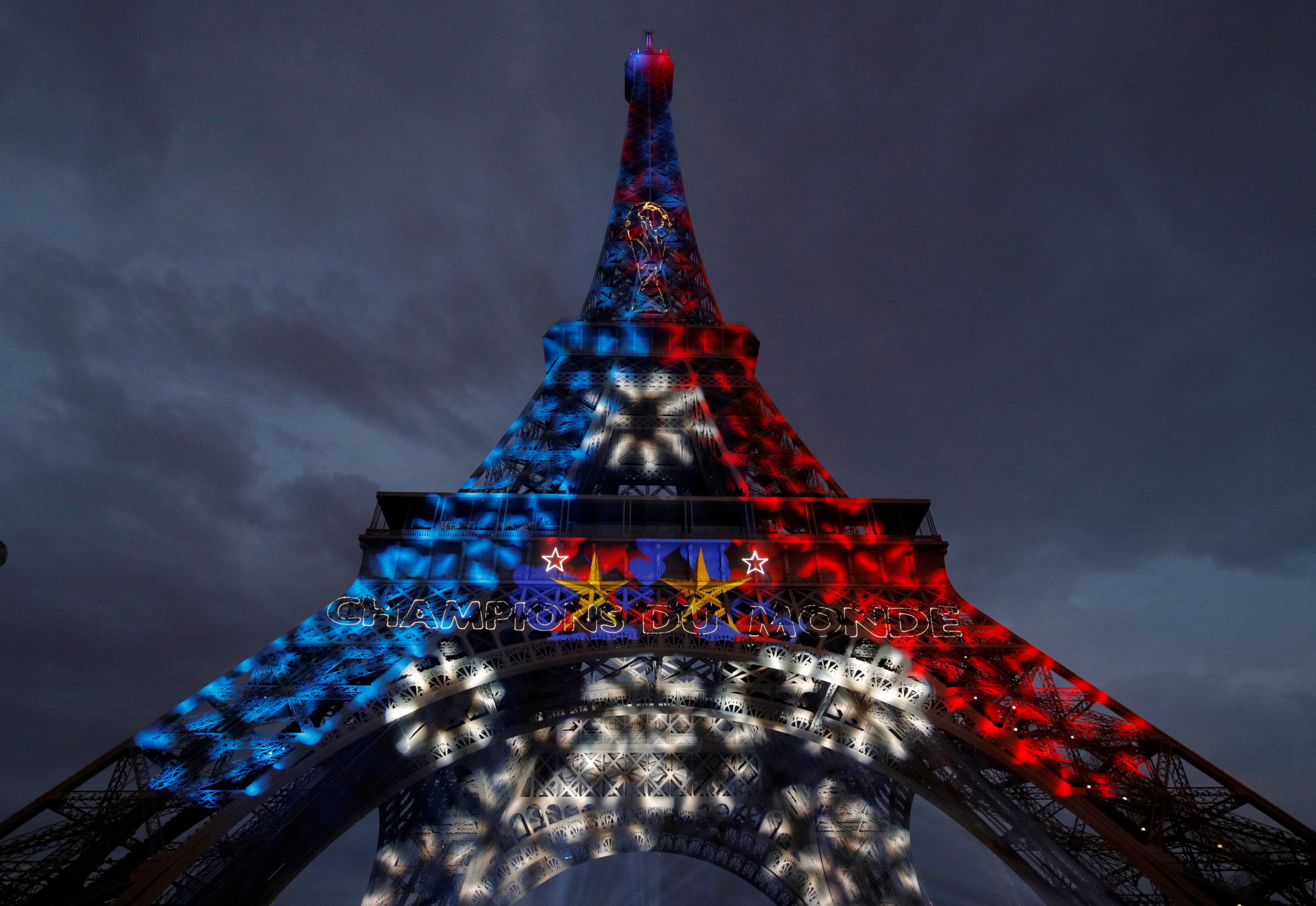 Festejos y descontrol en París después de ganar el Mundial 2018. Foto: Reuters