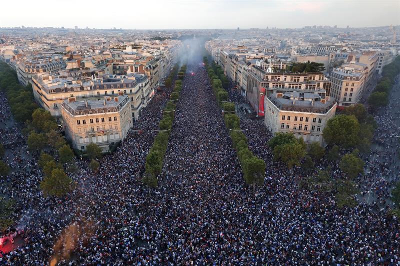 Festejos y descontrol en París después de ganar el Mundial 2018. Foto: EFE