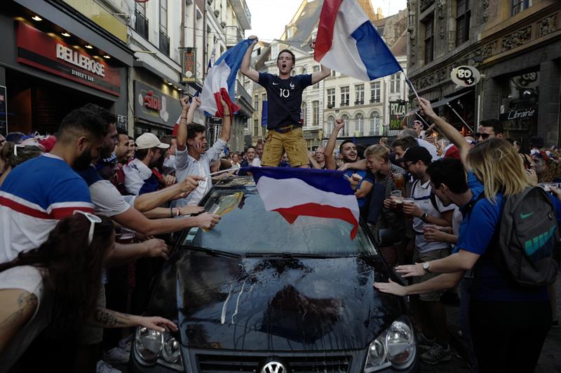 Festejos y descontrol en París después de ganar el Mundial 2018. Foto: EFE