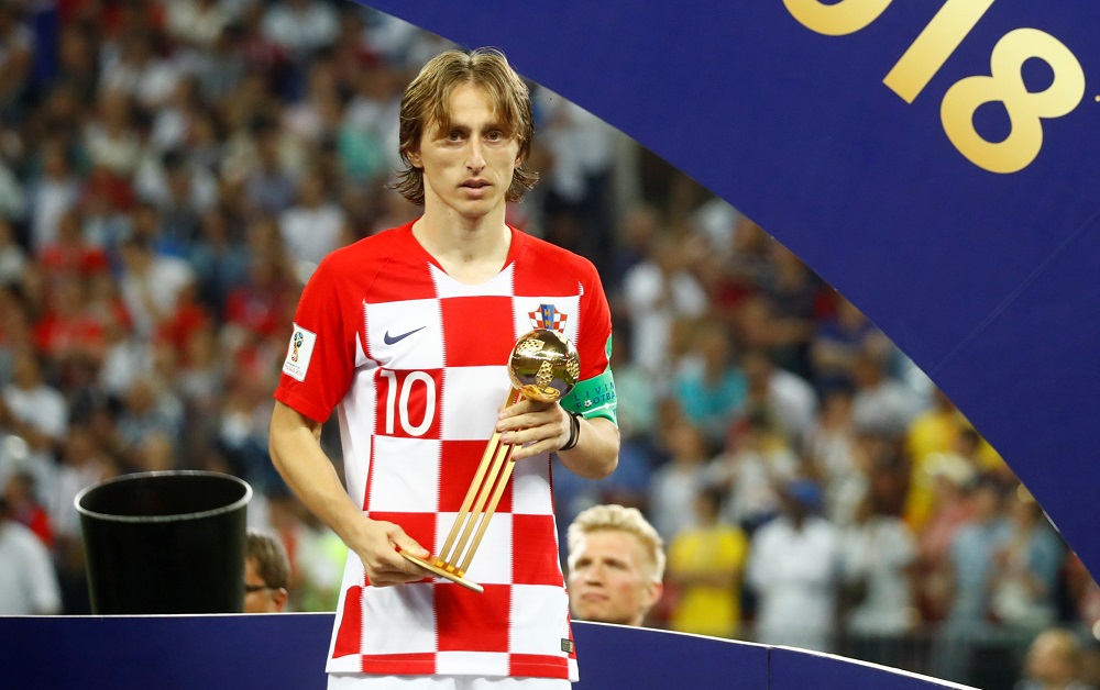 Luka Modric con el Balón de Oro del Mundial. Foto: Reuters