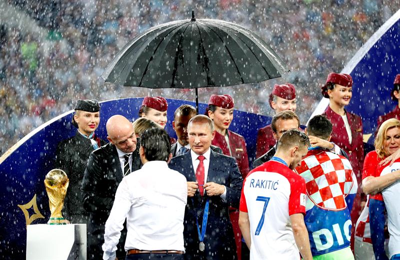 La lluvia mojó a todos menos a Putín. Foto: EFE