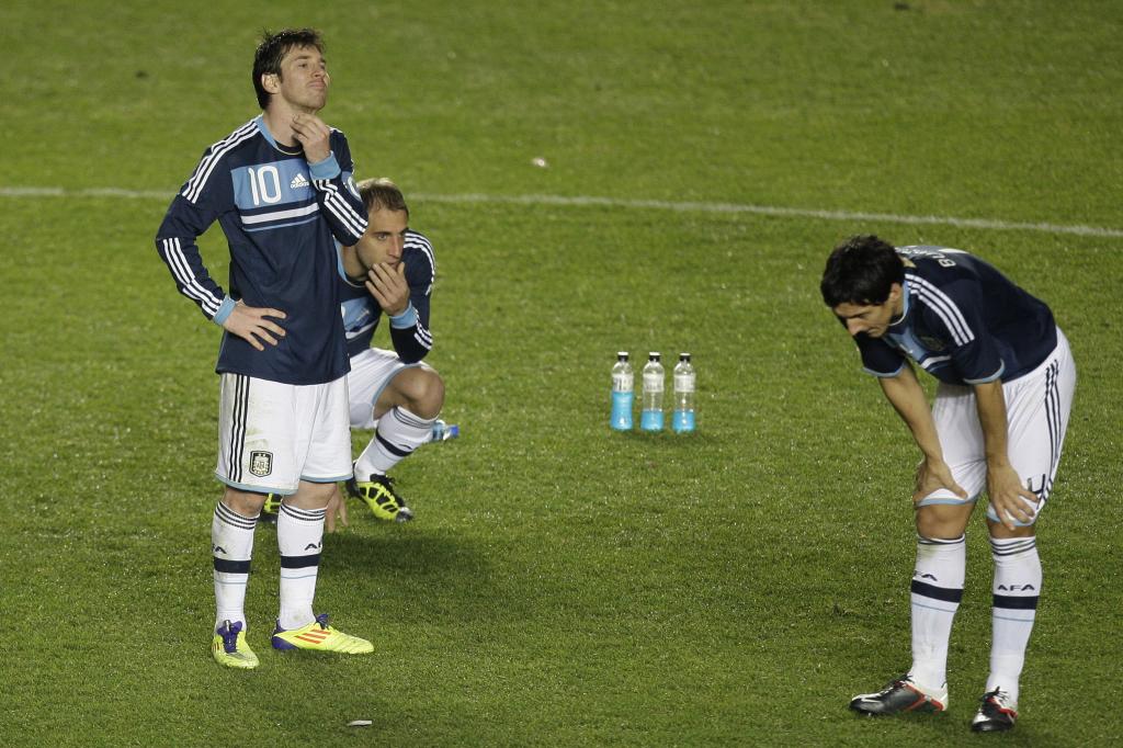 Lionel Messi y Nicolás Burdisso luego de caer ante Uruguay en la Copa América 2011. Foto: Archivo El País