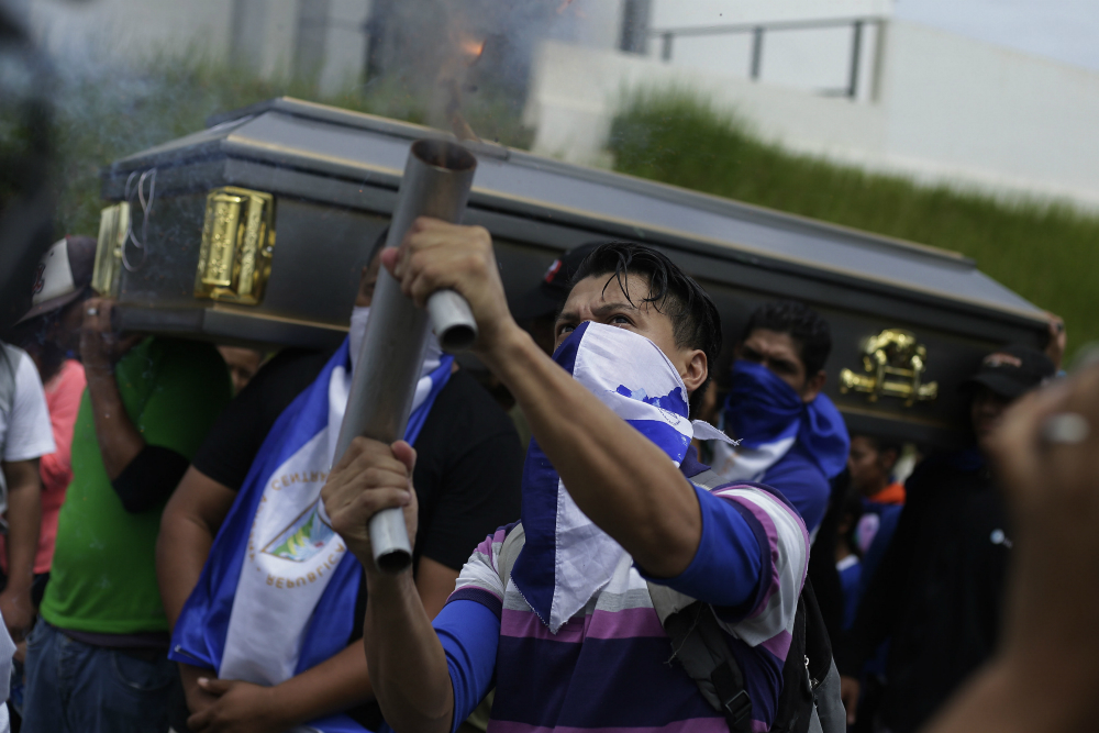 Managua: los jóvenes fabrican armas caseras para enfrentarse a las fuerzas del régimen de Ortega. Foto: EFE