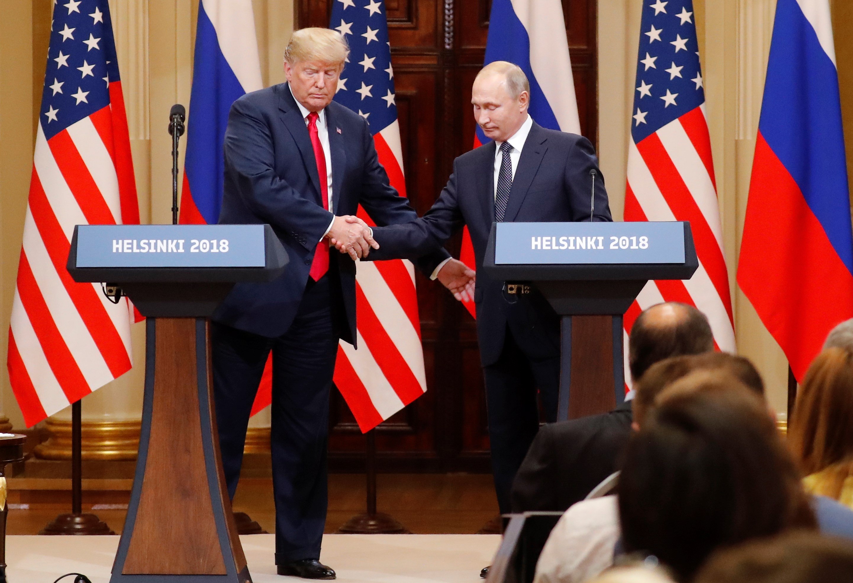 Trump y Putin se dan la mano luego de la conferencia en Helsinki. Foto: EFE